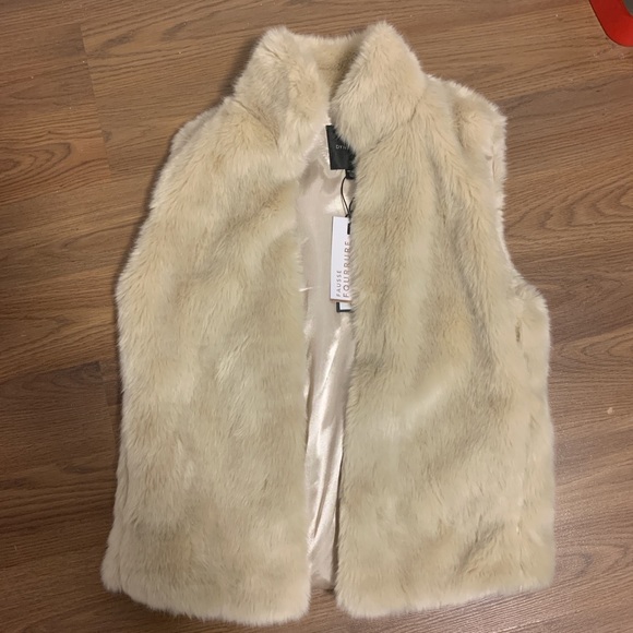 Faux Fur Vest - Picture 2 of 3